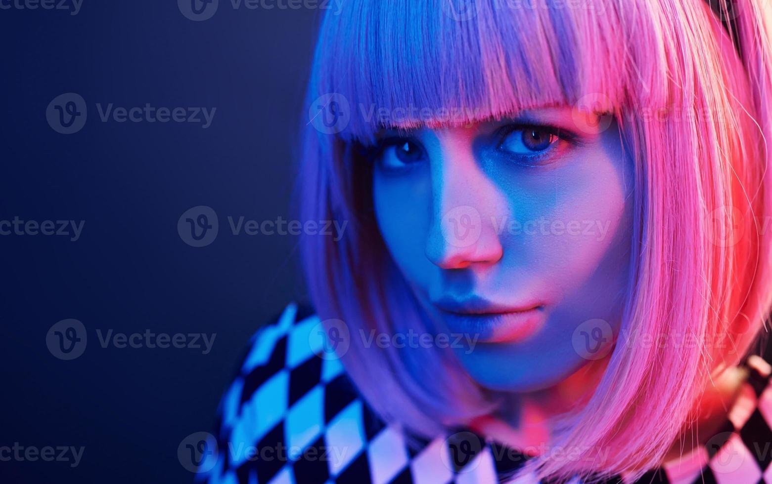 portret van jong meisje met blond haar- in rood en blauw neon in studio foto