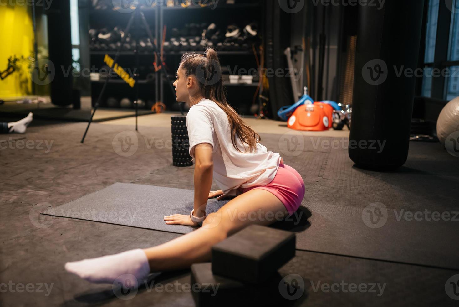 jong vrouw werken uit, aan het doen yoga of pilates oefening foto