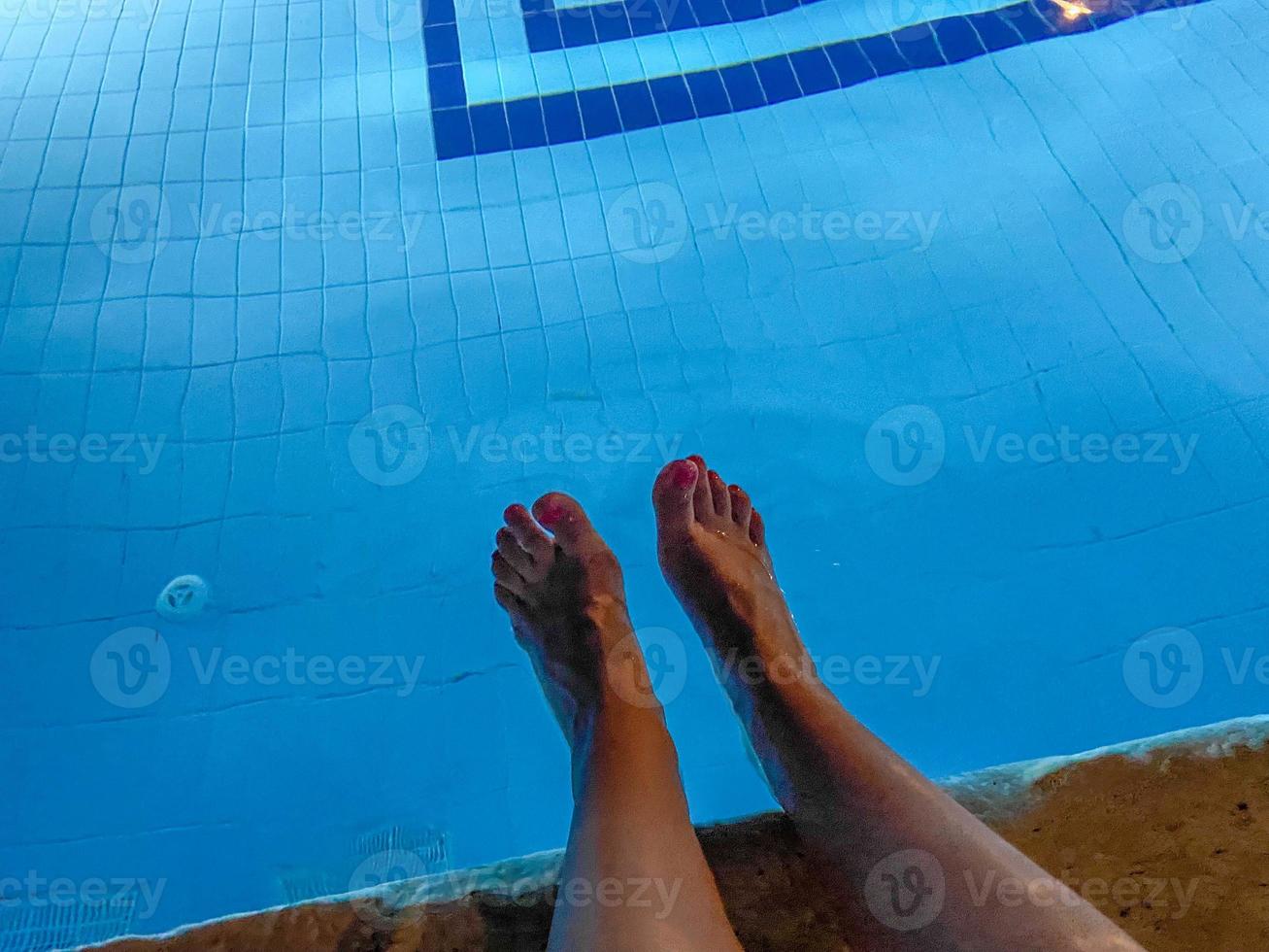 visie van kaal mannetje voeten Bij zwemmen zwembad kant foto