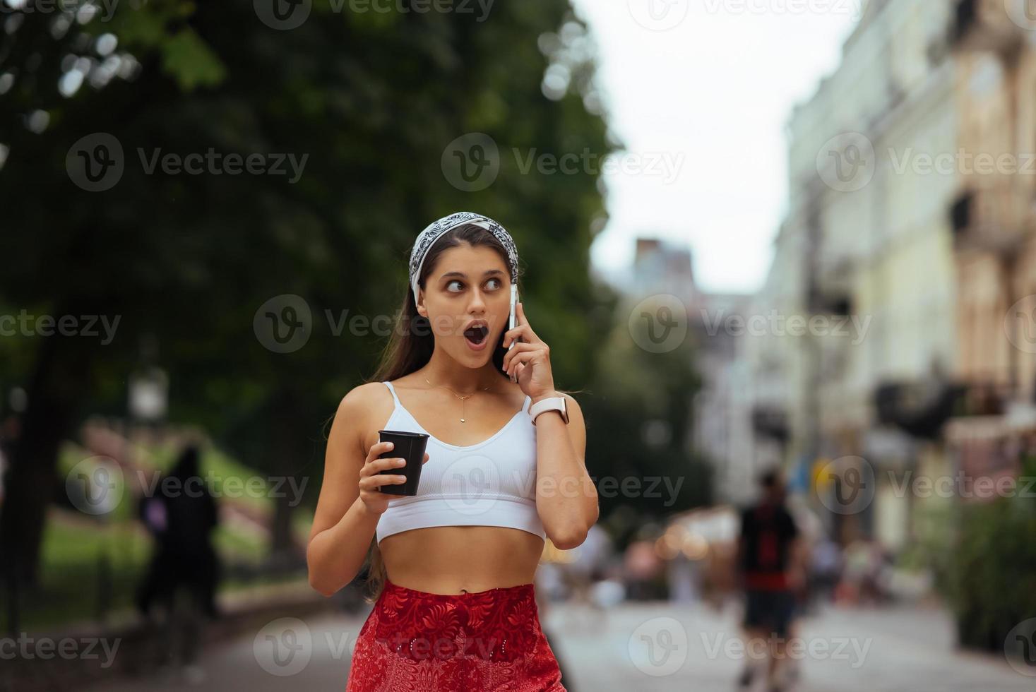 mooi mode vrouw pratend naar de telefoon foto