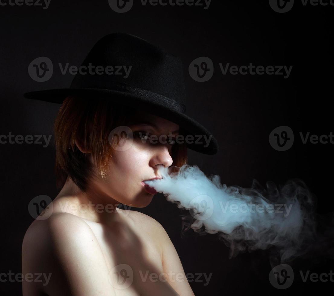 portret van een jong meisje in de rook van sigaretten foto