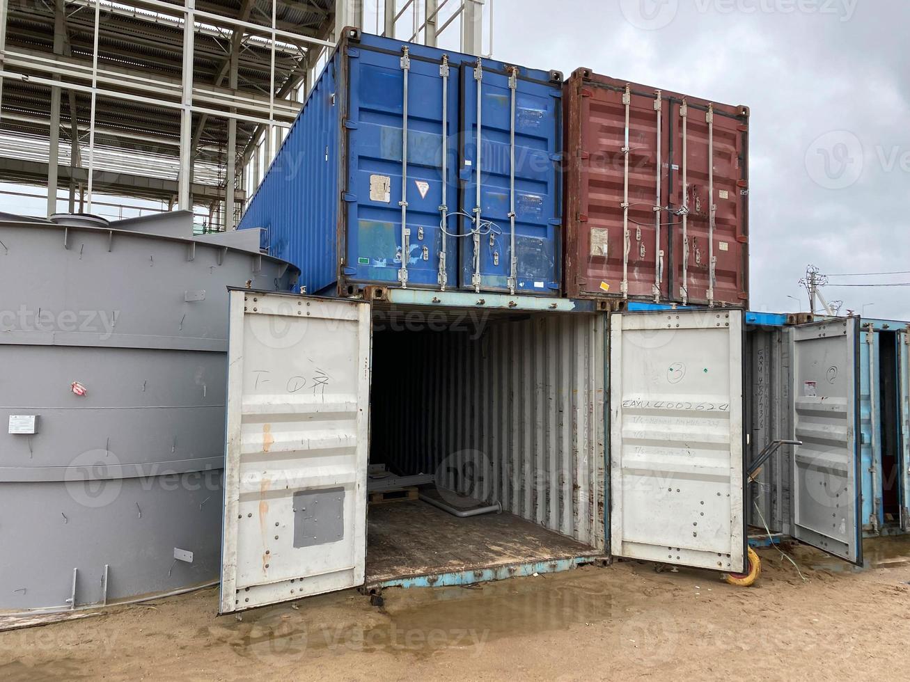 lading vracht containers Bij haven terminal foto