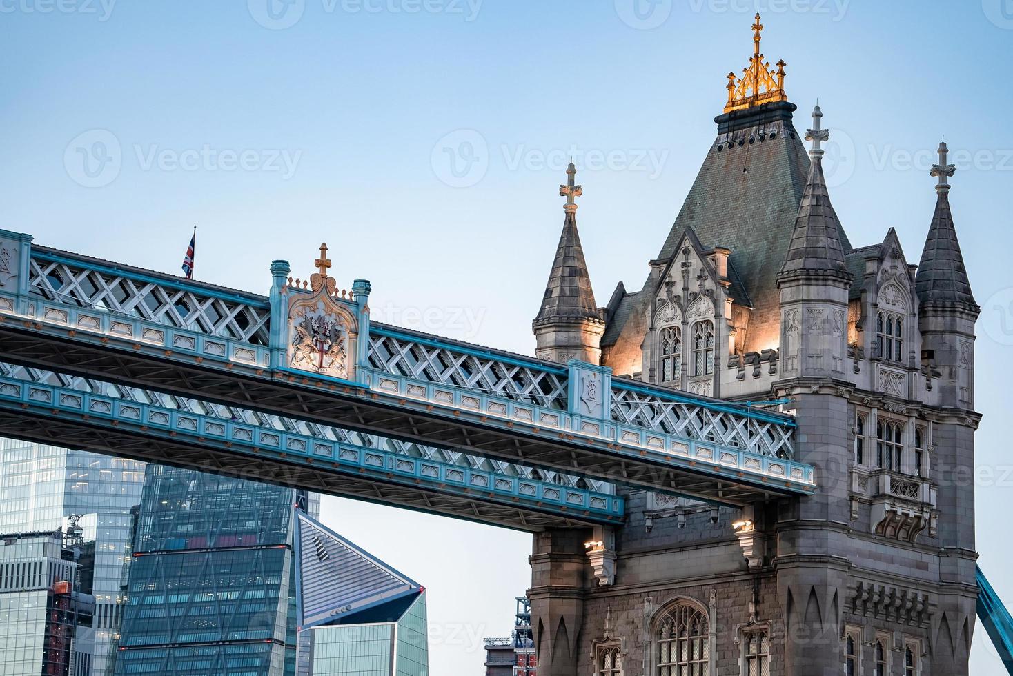 iconisch toren brug Verbinden londen met Southwark Aan de Theems rivier- foto