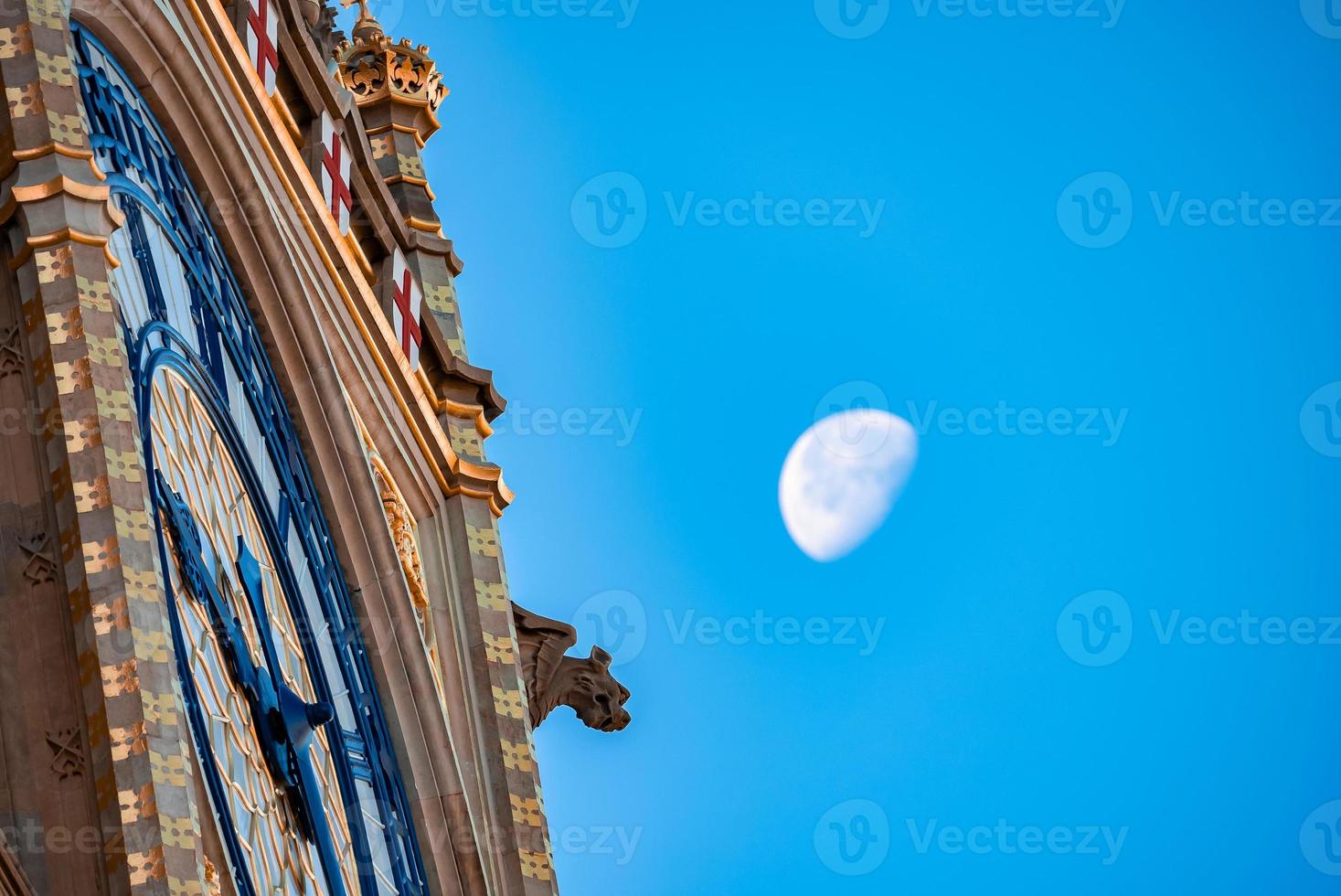 dichtbij omhoog visie van de groot ben klok toren met een maan in de achtergrond. foto