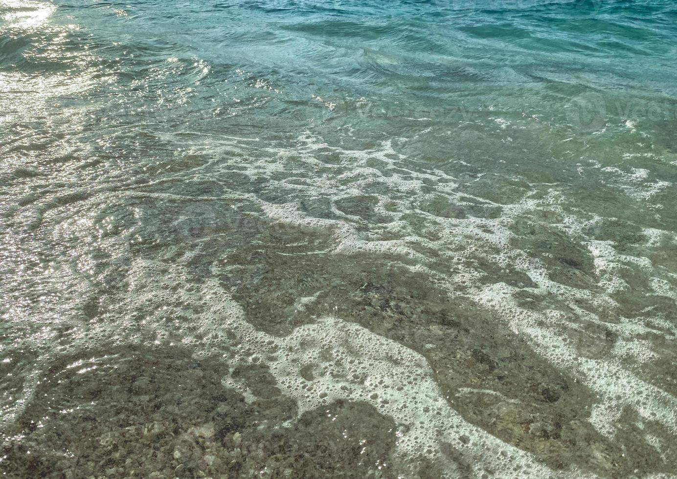 blauw water met borrelen schuim, zee kust voor toeristen naar kom tot rust in de toevlucht. turkoois zee golven, landschap, water structuur foto