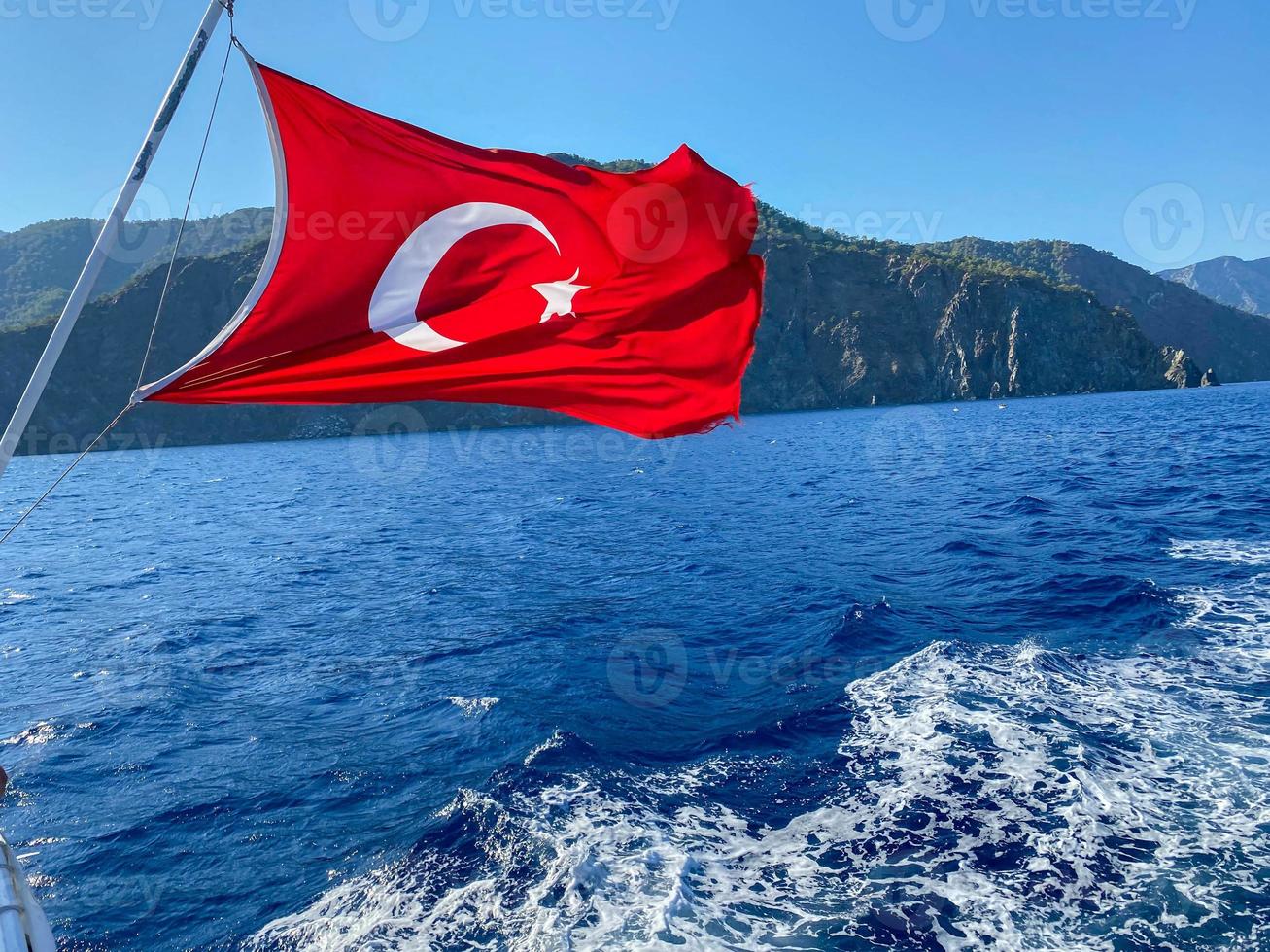 de turkse vlag op jacht, antalya, turkije foto