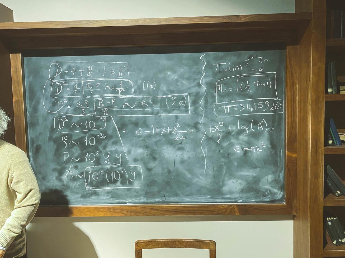 zwart bord voor schrijven met krijt. school- klas, wiskunde les. complex vergelijkingen zijn geschreven Aan de schoolbord met krijt. oplossen wiskundig problemen foto