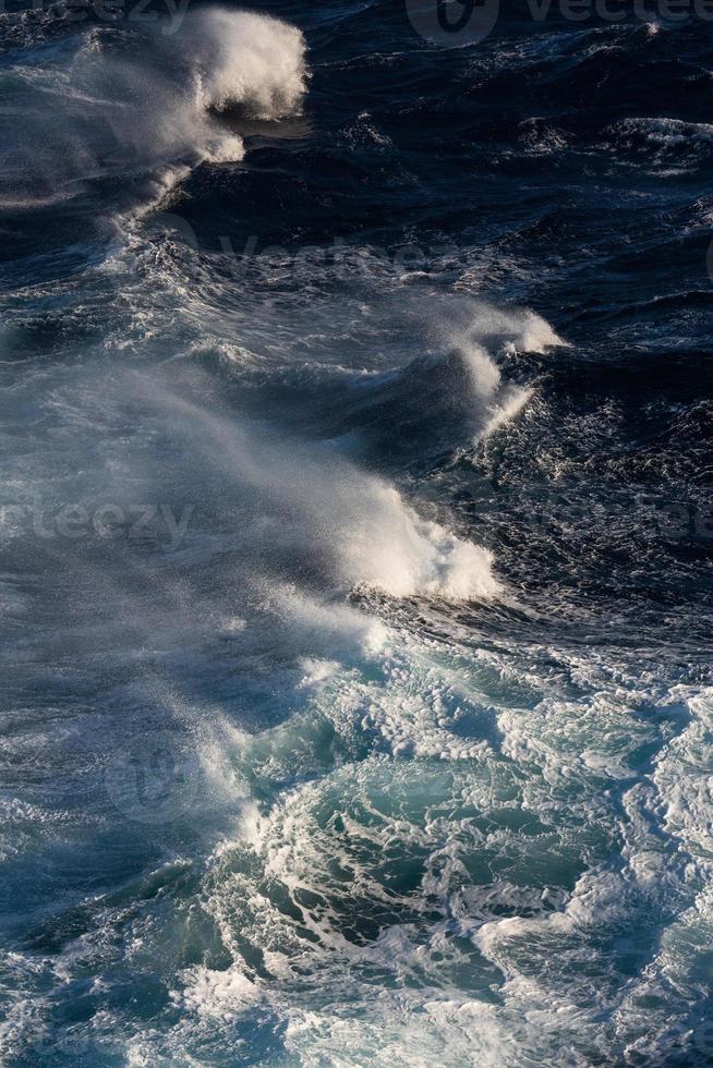 golven en spatten in de middellandse Zee zee foto