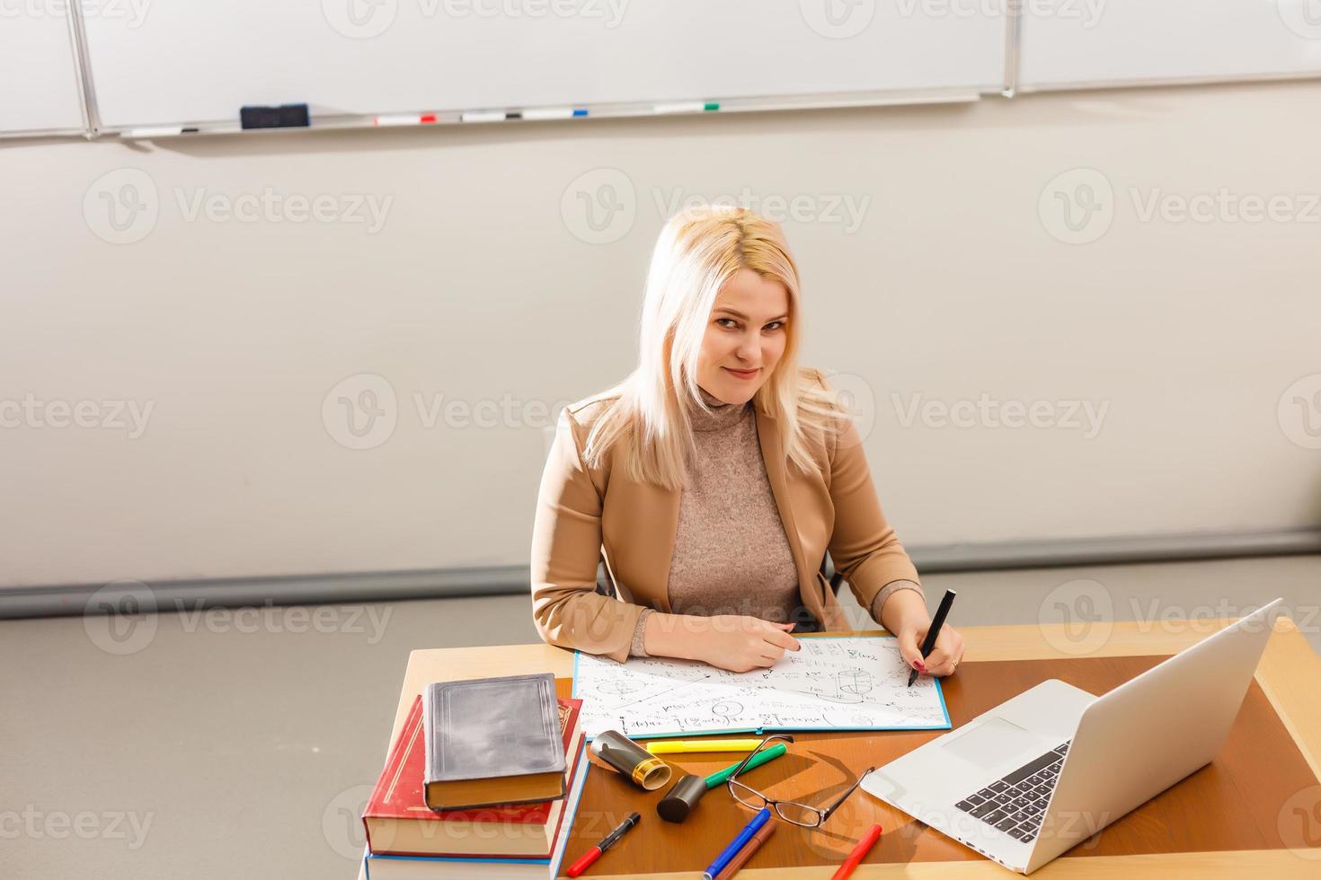 portret van gelukkig leraar in klas foto
