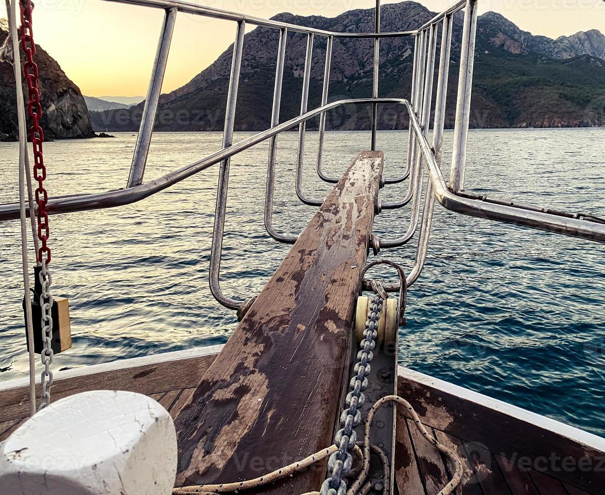 rust uit Aan de zee, een wandelen Aan een jacht Aan de golven. Aan een schip Daar is een brug voor toeristen naar springen in de water. scuba duiken voor toeristen foto