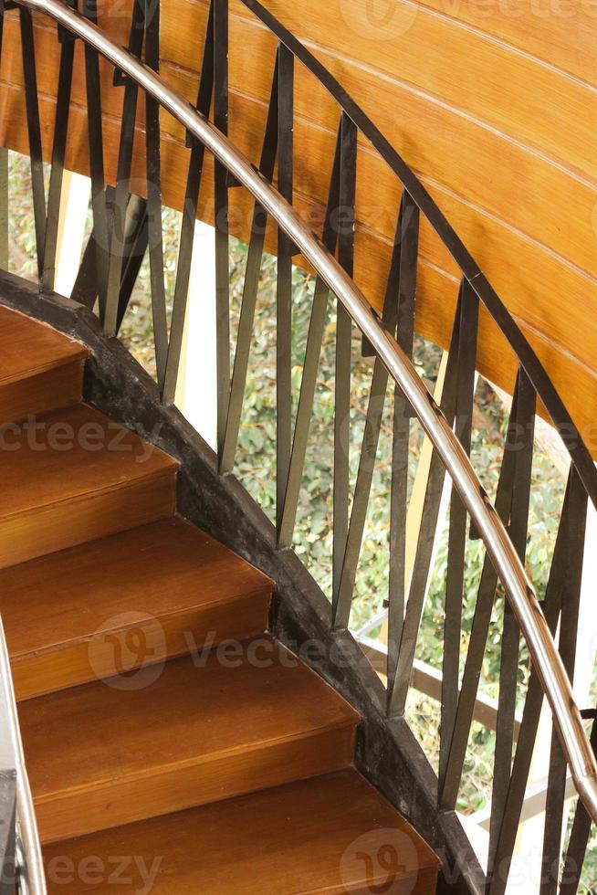 houten trap met houten traliewerk in een gebouw. foto