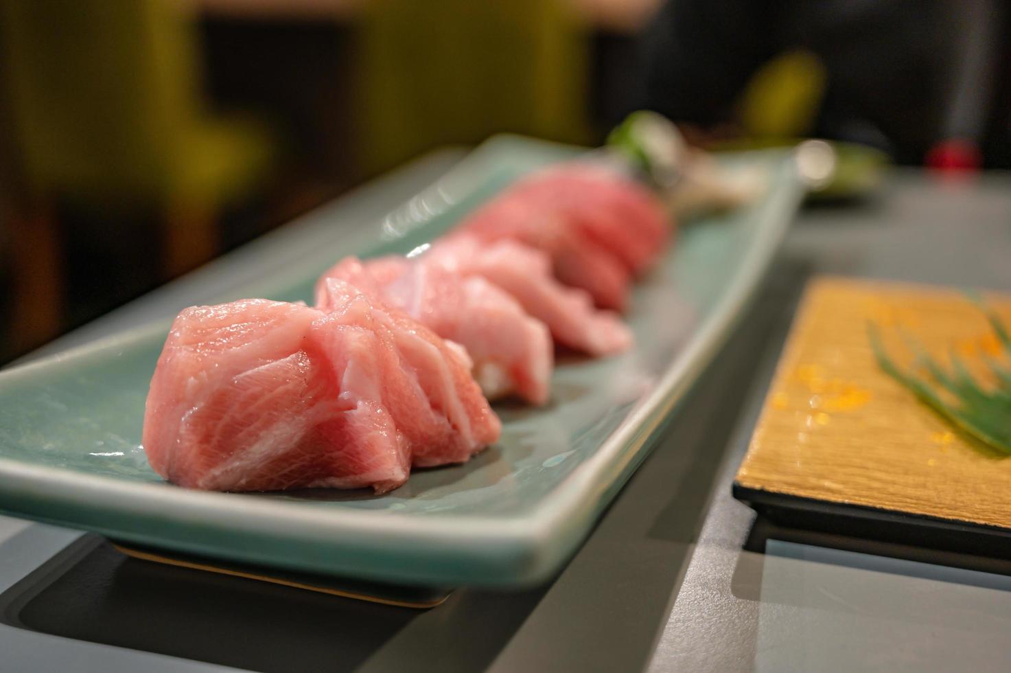 dichtbij omhoog otoro sushi of tonijn blauw vin sushi Aan de bord in Japans restaurant. foto