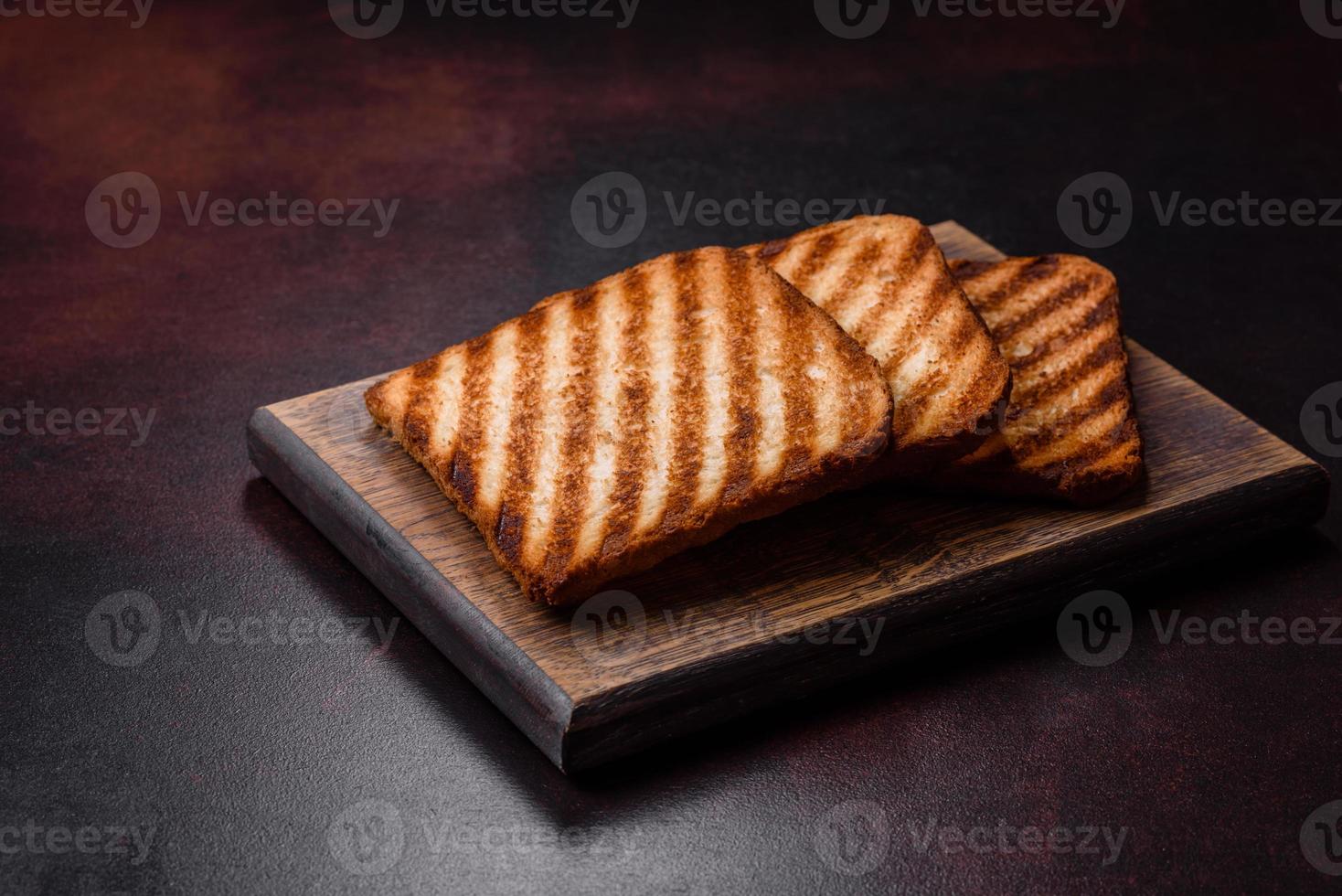 smakelijk vers krokant brood plakjes in de het formulier van gegrild geroosterd brood foto