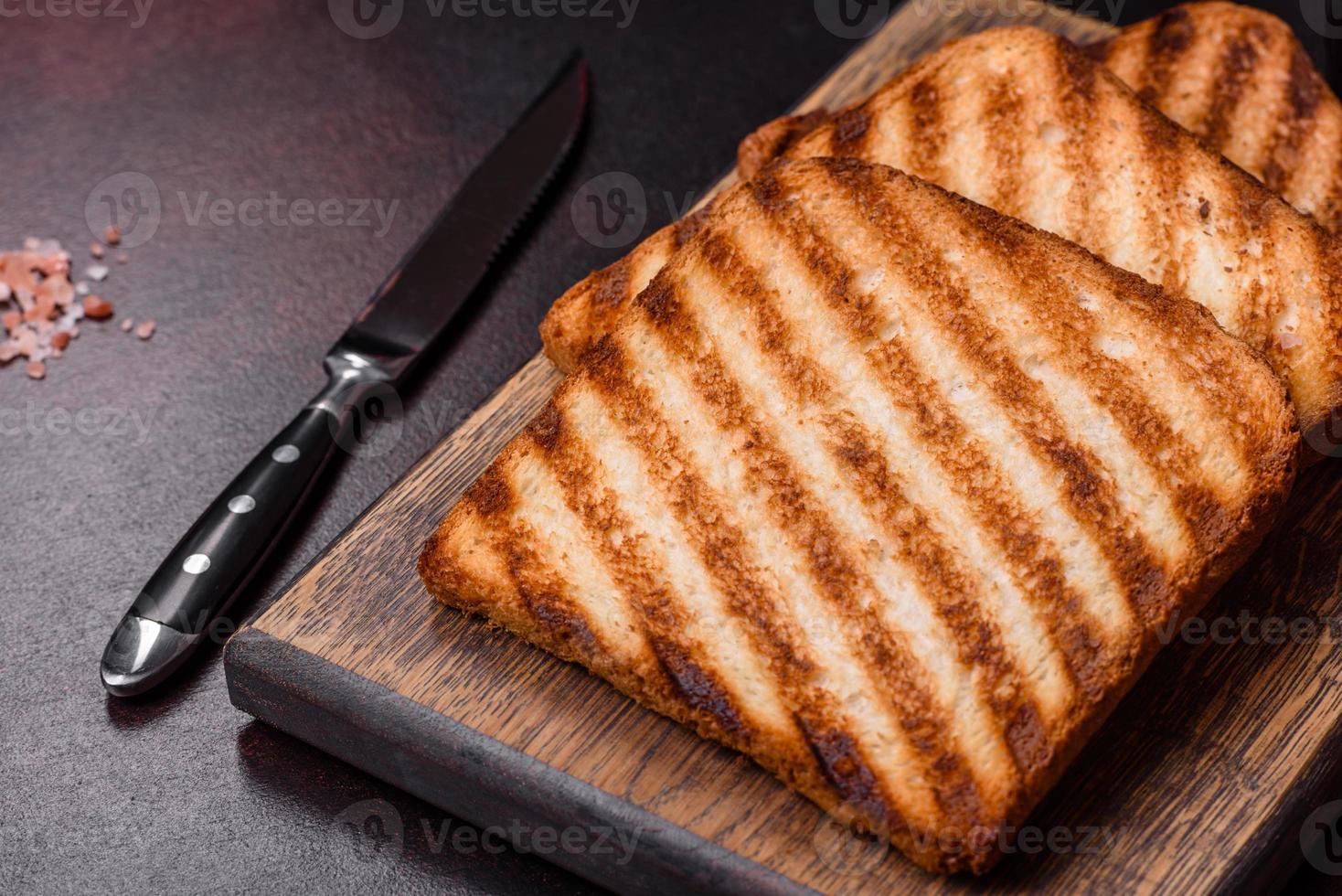 smakelijk vers krokant brood plakjes in de het formulier van gegrild geroosterd brood foto