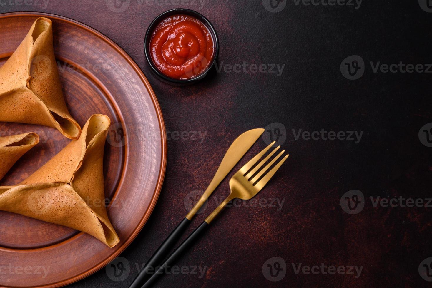 smakelijk vers pannekoeken met vlees, schaap, specerijen en kruiden foto