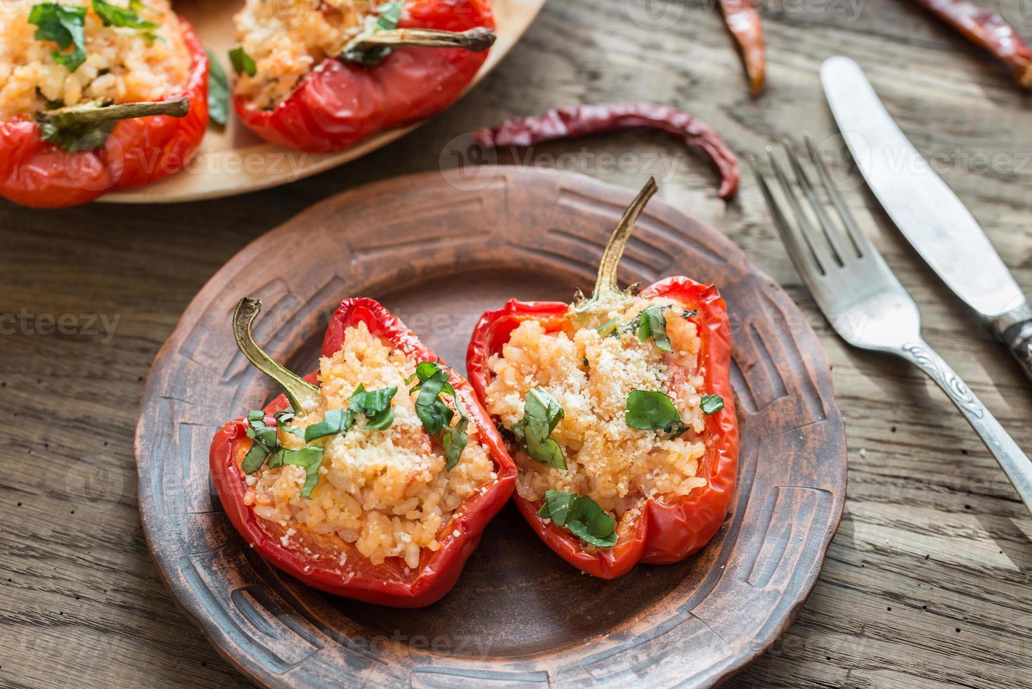 gevulde rode paprika met witte rijst en kaas foto