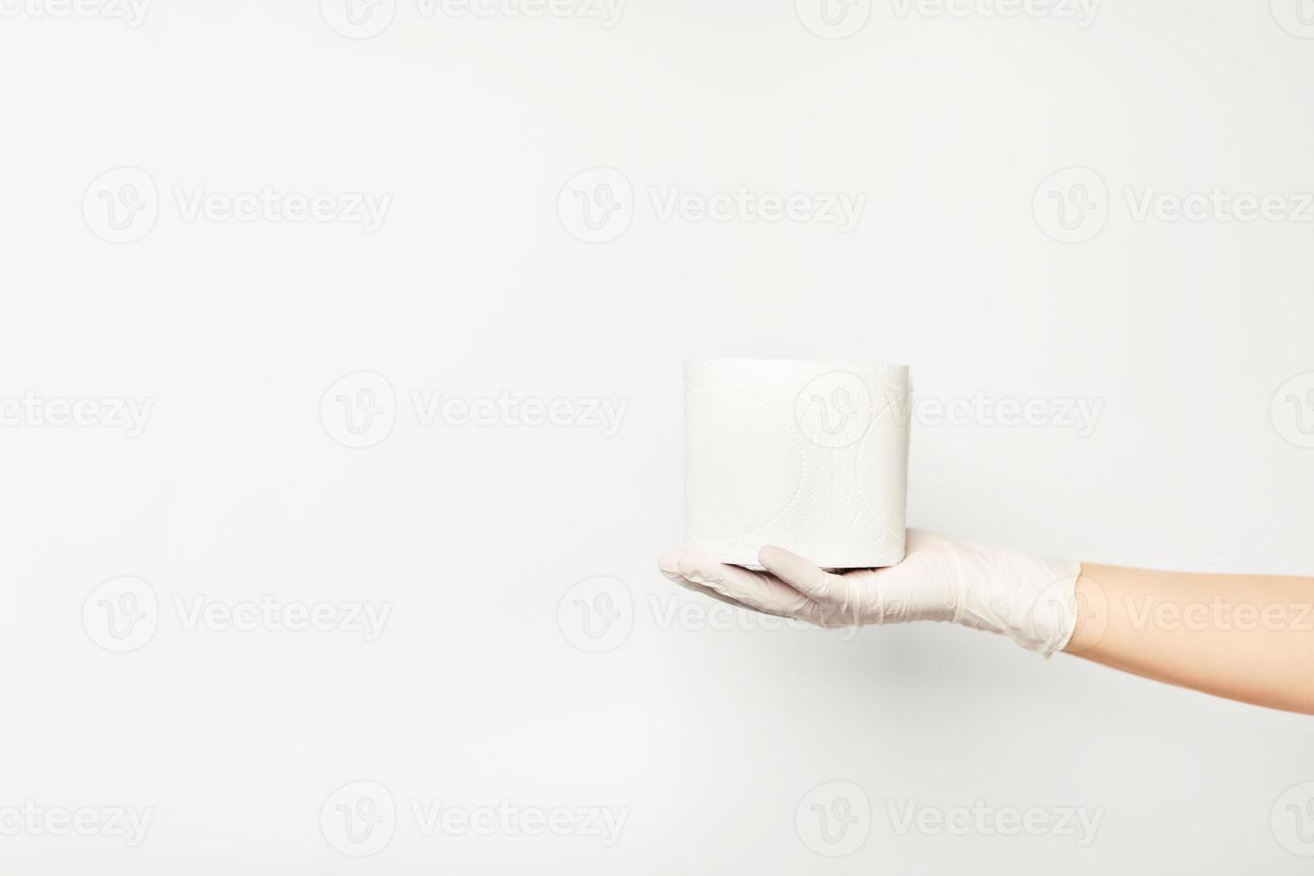 toilet papier aan het liegen Aan een vrouw hand- vervelend een handschoen. foto