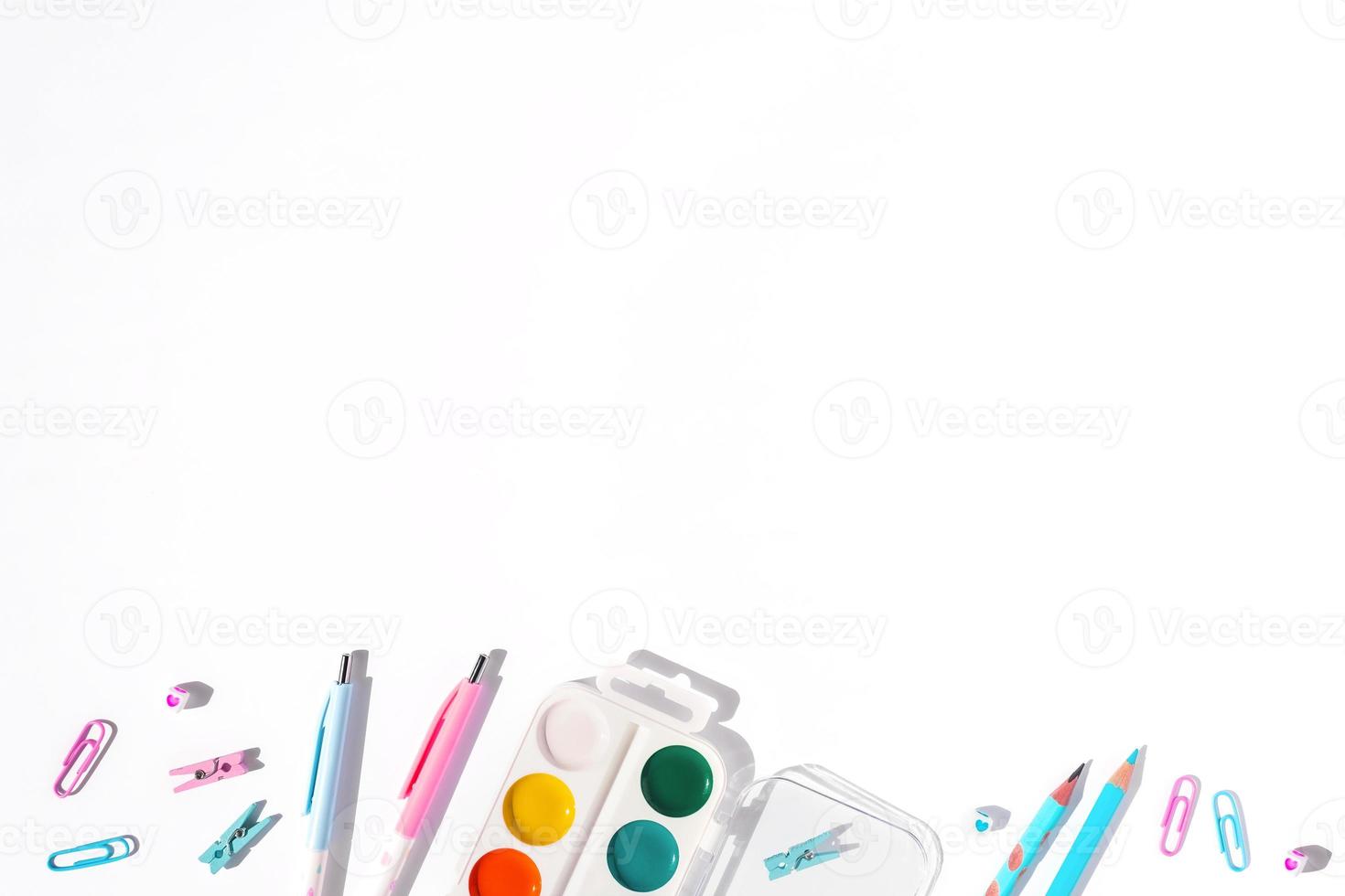 wit achtergrond met pennen, potloden en waterverf voor school- reclame. foto