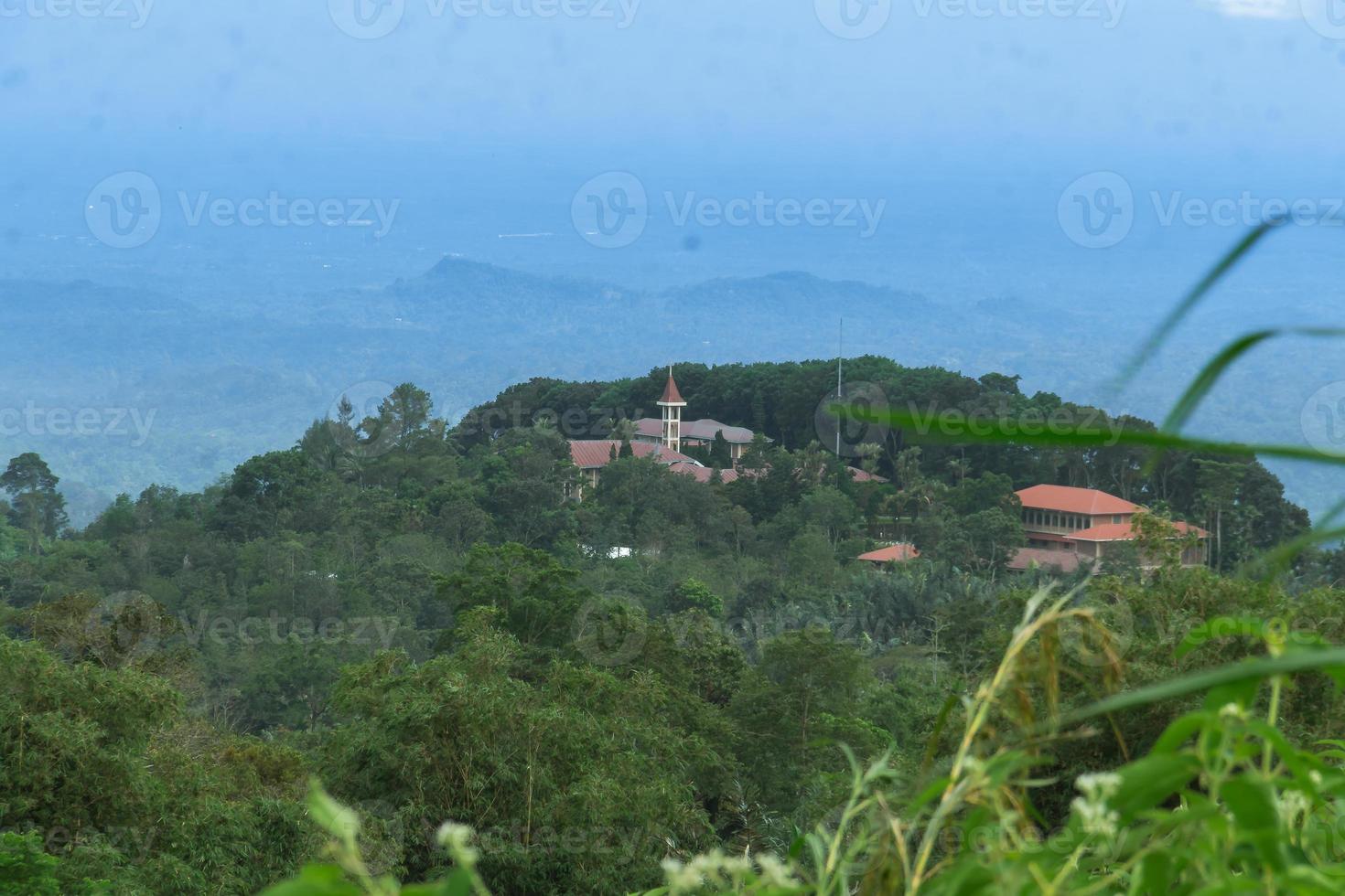 een visie van medan stad van een hoogte plaats in sibolangit noorden sumatera, met sommige voorwerpen van de kerk in de middengrond foto