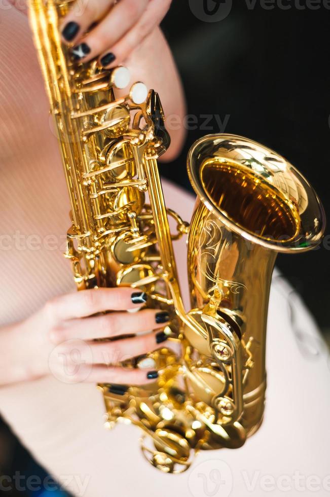 mooi meisje spelen saxofoon foto