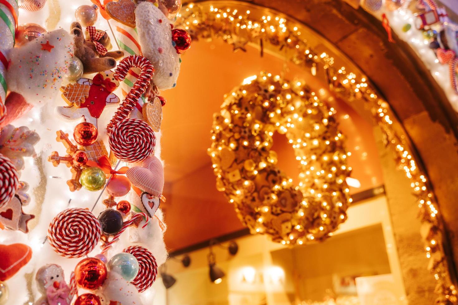 Straatsburg, Frankrijk - december 2021 - Kerstmis decoraties Aan historisch bakkerij foto