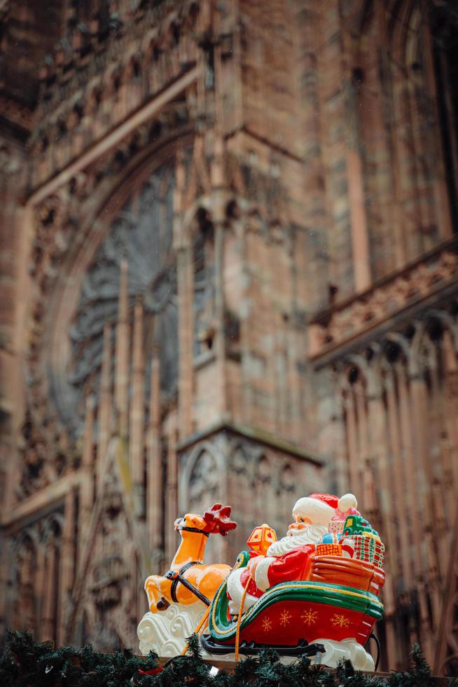 Straatsburg, Frankrijk - december 2022 - Kerstmis decoraties in voorkant van Straatsburg kathedraal foto