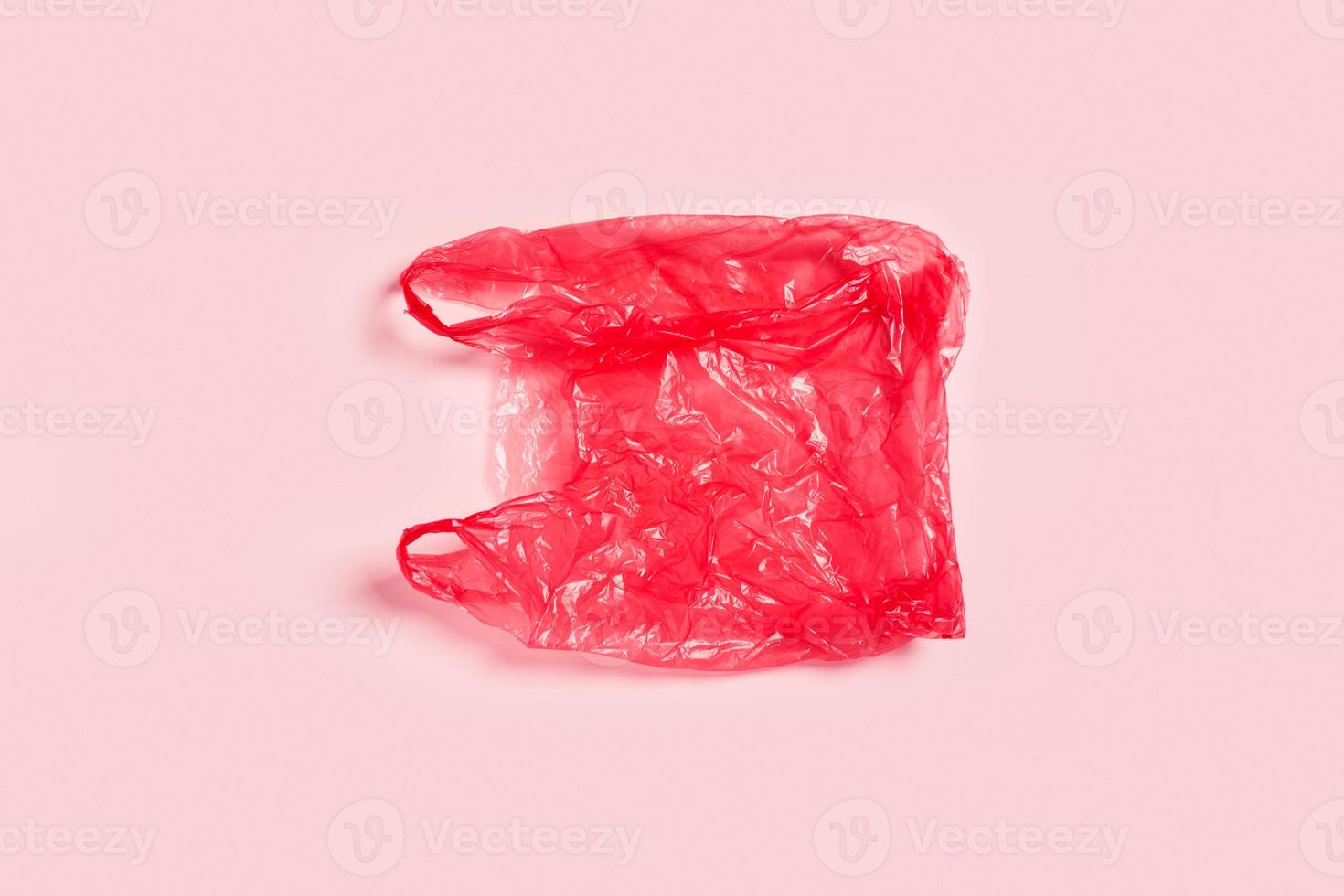 een plastic zak Aan roze achtergrond. foto