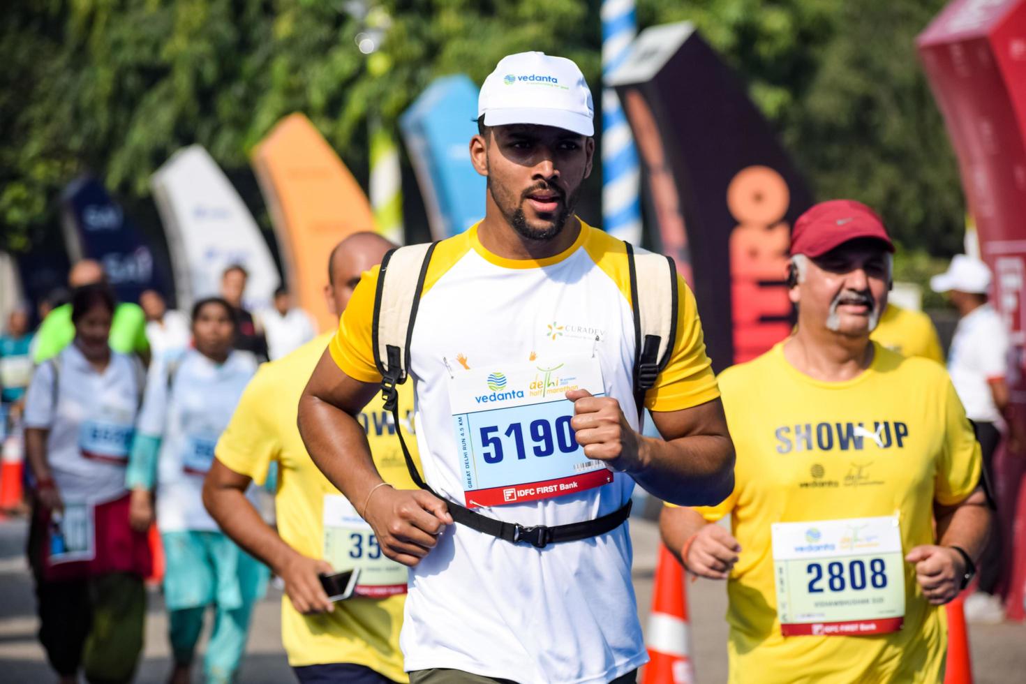 nieuw Delhi, Indië - oktober 16 2022 - vedanta Delhi voor de helft marathon ras na covid in welke marathon deelnemers over naar kruis de af hebben lijn, Delhi voor de helft marathon 2022 foto