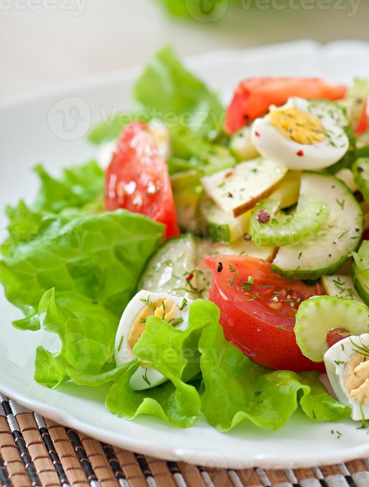 salade van tomaten, komkommers en kwarteleitjes foto
