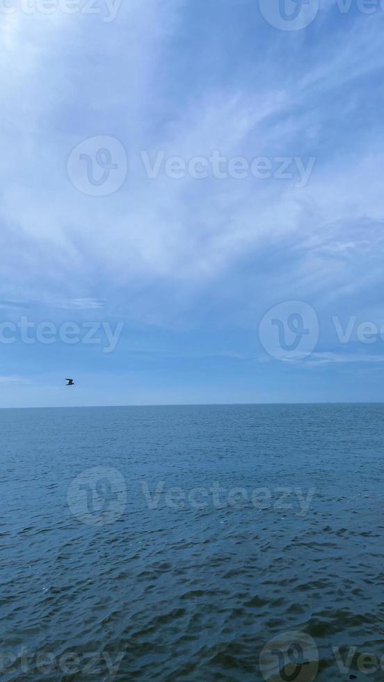 de Doorzichtig lucht Bij de zee foto