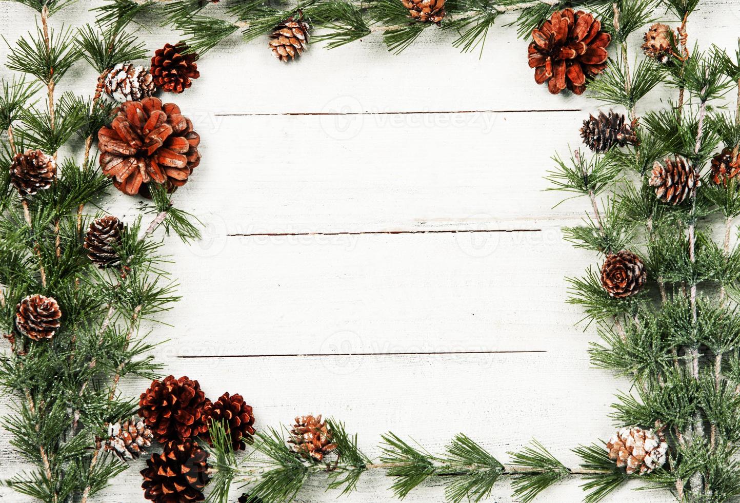 Kerstmis en nieuw jaar achtergrond met groen net takken en pijnboom kegels, wit banier, top visie, kopiëren ruimte foto