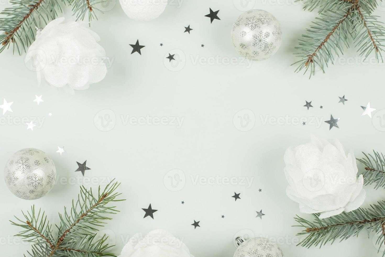 Kerstmis of nieuw jaar kaart met plaats voor tekst, kopiëren ruimte. vakantie achtergrond kader met Spar boom en feestelijk decoratie Aan licht groen achtergrond. foto