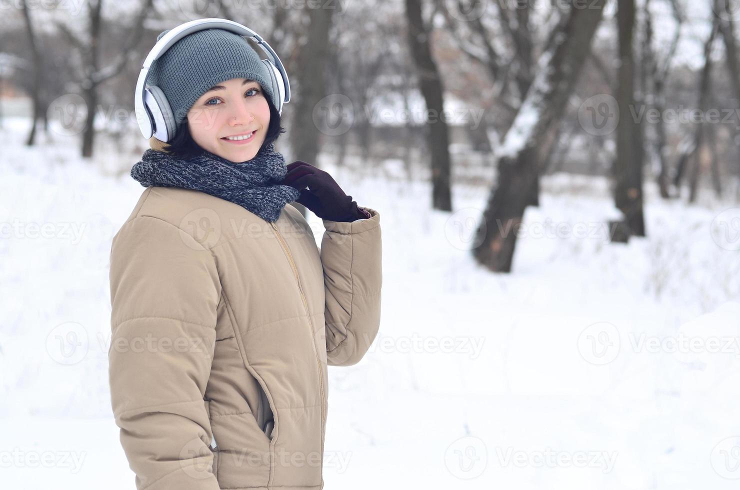 winter portret van jong meisje met hoofdtelefoons foto