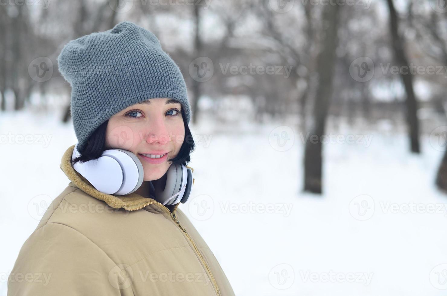 winter portret van jong meisje met hoofdtelefoons foto