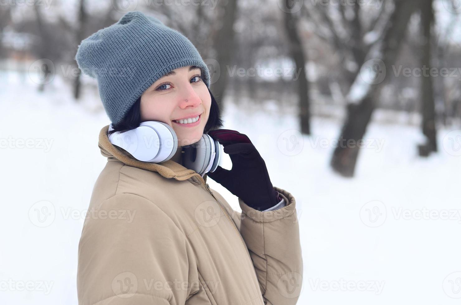 winter portret van jong meisje met hoofdtelefoons foto