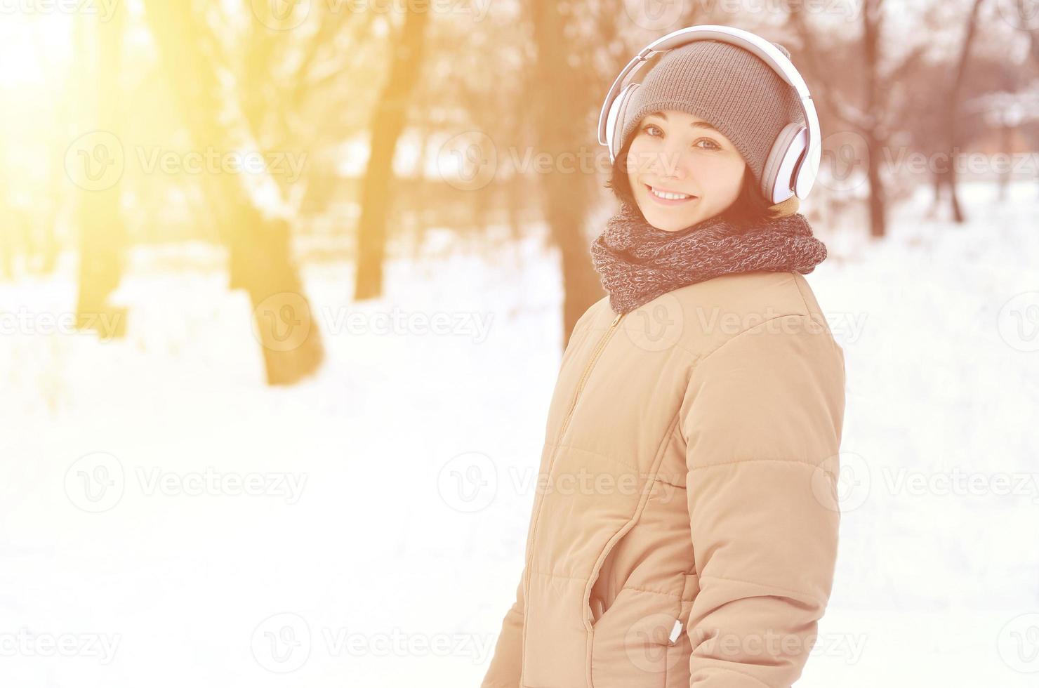 winter portret van jong meisje met hoofdtelefoons foto