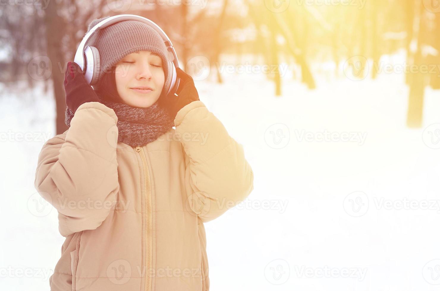 winter portret van jong meisje met hoofdtelefoons foto