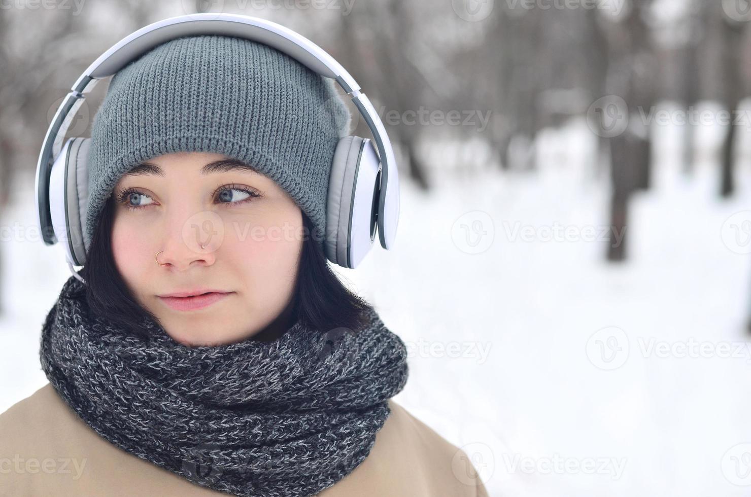 winter portret van jong meisje met hoofdtelefoons foto