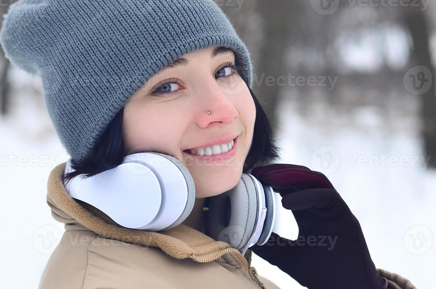 winter portret van jong meisje met hoofdtelefoons foto