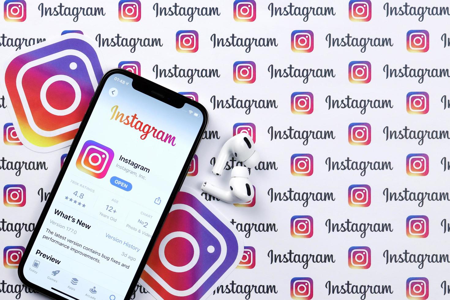 Charkov, Oekraïne - maart 5, 2021 instagram icoon en toepassing van app op te slaan Aan iphone 12 pro Scherm scherm met airpods pro Aan wit tafel foto