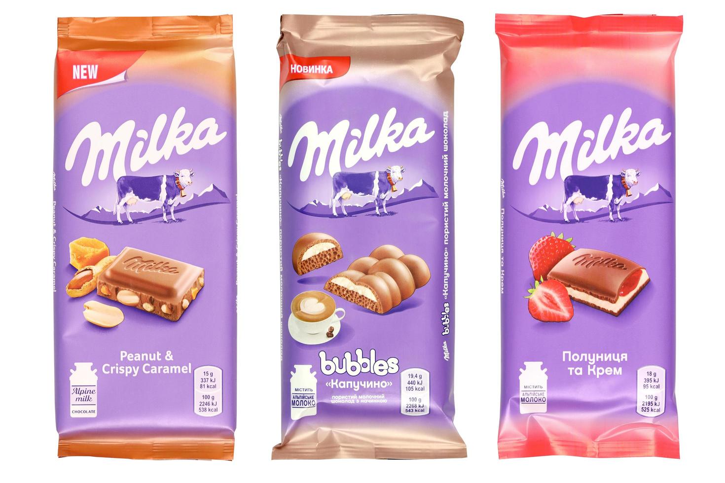 Charkov, Oekraïne - december 8, 2020 Purper milka chocola bars Aan wit. milka is een Zwitsers merk van chocola confectie vervaardigd internationaal door bedrijf mondelez Internationale foto