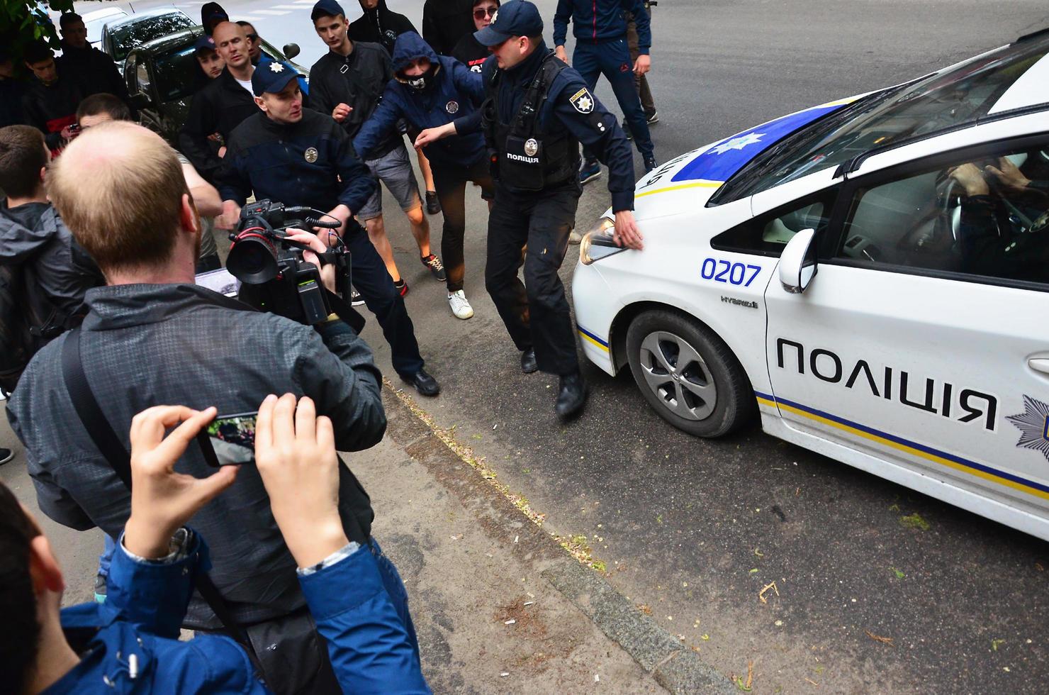 Charkov, Oekraïne - mei 17, 2017 blokkeren van Uitgang naar Politie auto's door Charkov rechtervleugel activisten gedurende de afbreken van de lgbt rally in Charkov foto