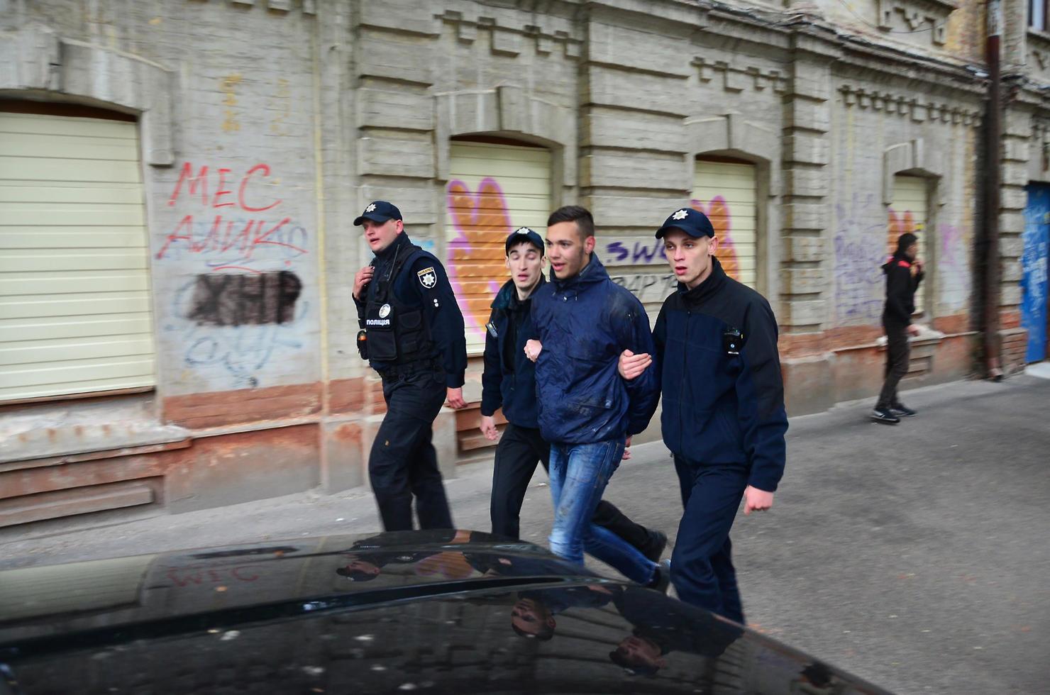 Charkov, Oekraïne - mei 17, 2017 Politie officieren arresteren Charkov rechtervleugel activisten wie geschonden de wet gedurende de lgbt rally in Charkov foto