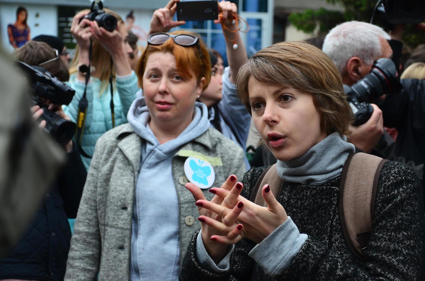 Charkov, Oekraïne - mei 17, 2017 discussies tussen de organisatie van nazi's en patriotten tegen activisten van de eerste lgbt actie in Charkov foto