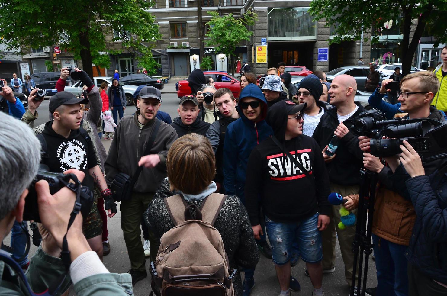 Charkov, Oekraïne - mei 17, 2017 discussies tussen de organisatie van nazi's en patriotten tegen activisten van de eerste lgbt actie in Charkov foto