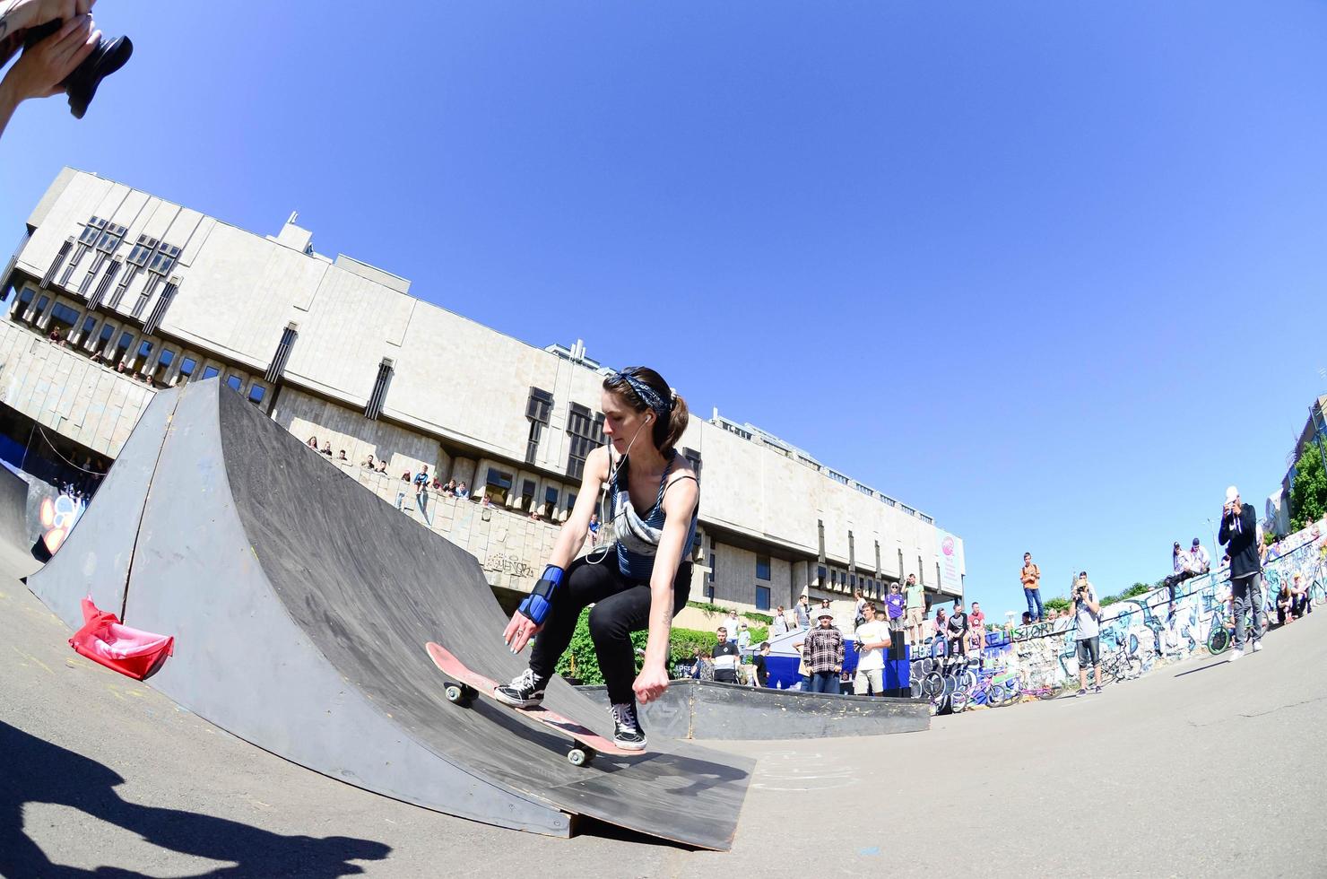 Charkov, Oekraïne - 27 kunnen, 2018 skateboarden wedstrijd in buitenshuis vleet park gedurende de jaar- festival van straat culturen foto