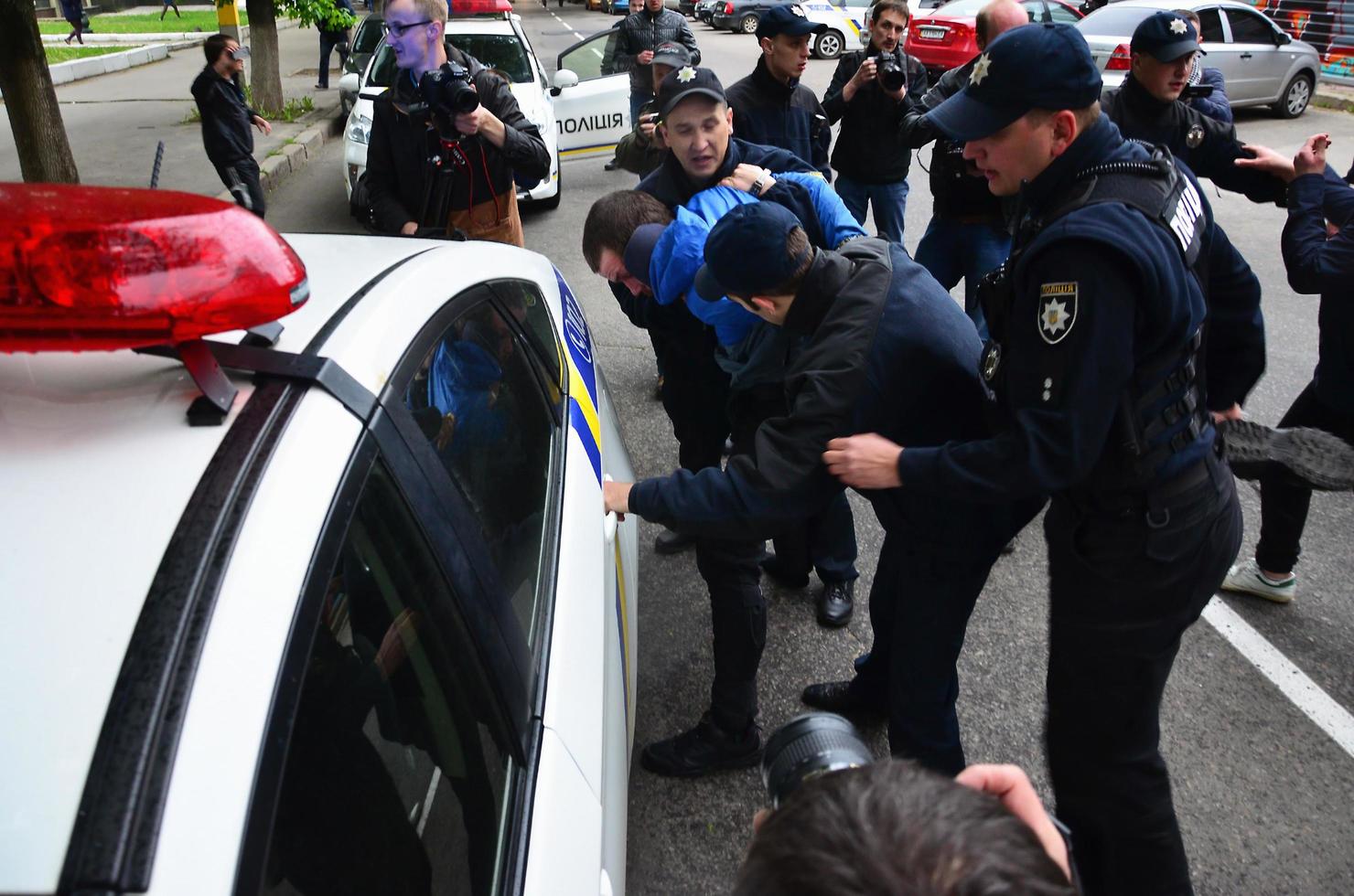 Charkov, Oekraïne - mei 17, 2017 Politie officieren arresteren Charkov rechtervleugel activisten wie geschonden de wet gedurende de lgbt rally in Charkov foto