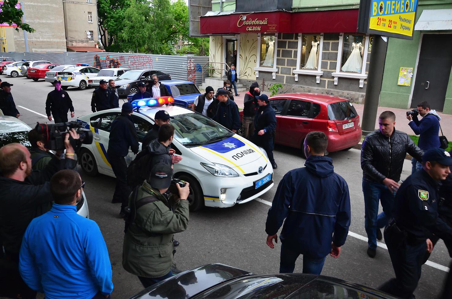 Charkov, Oekraïne - mei 17, 2017 blokkeren van Uitgang naar Politie auto's door Charkov rechtervleugel activisten gedurende de afbreken van de lgbt rally in Charkov foto