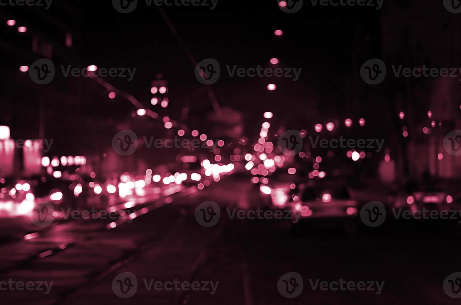 wazig landschap van nacht stad. beeld afgezwakt in viva magenta, kleur van de 2023 jaar foto