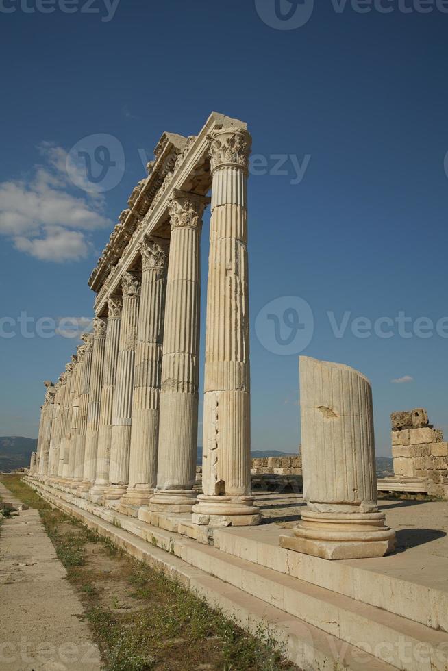 kolommen in laodicea Aan de lycus oude stad in denizli, turkiye foto